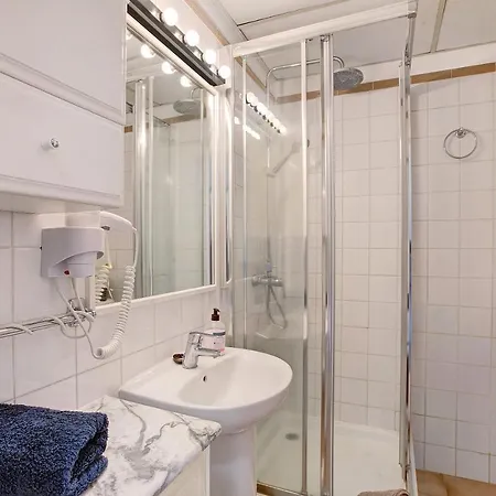 Phoebes Apartment *