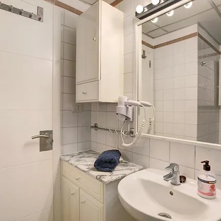 Phoebes Apartment *